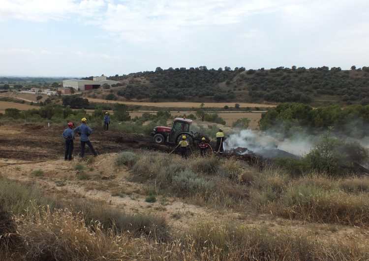 Els Bombers extingeixen un petit incendi en terrenys agrícoles de Balaguer