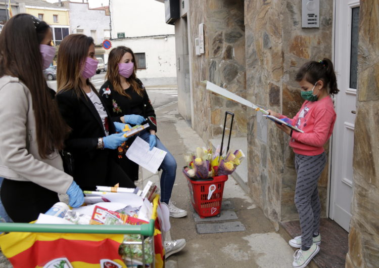 Els infants de Térmens reben llibres i roses a domicili per celebrar Sant Jordi