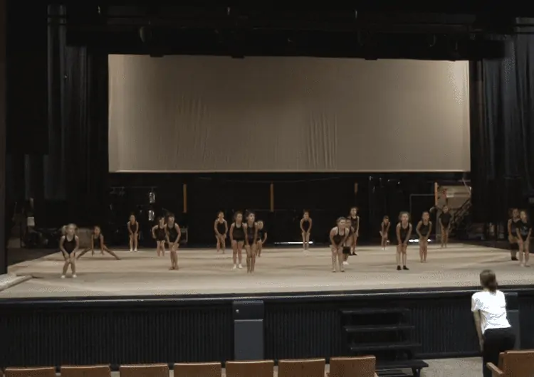 L’Escola Municipal de Rítmica prepara un festival de final de curs inspirat amb el musical Moulin Rouge