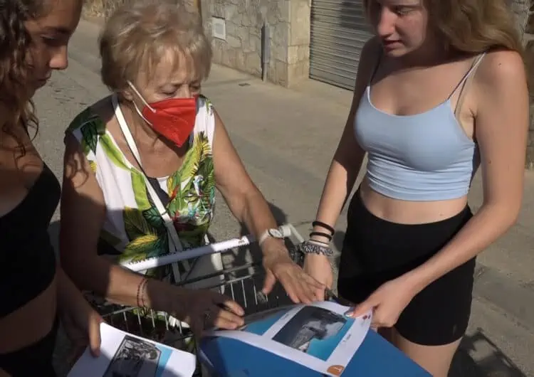 Joves voluntàries recullen vots casa per casa per decidir quin serà el nou mural dedicat a la pagesia de Torrelameu