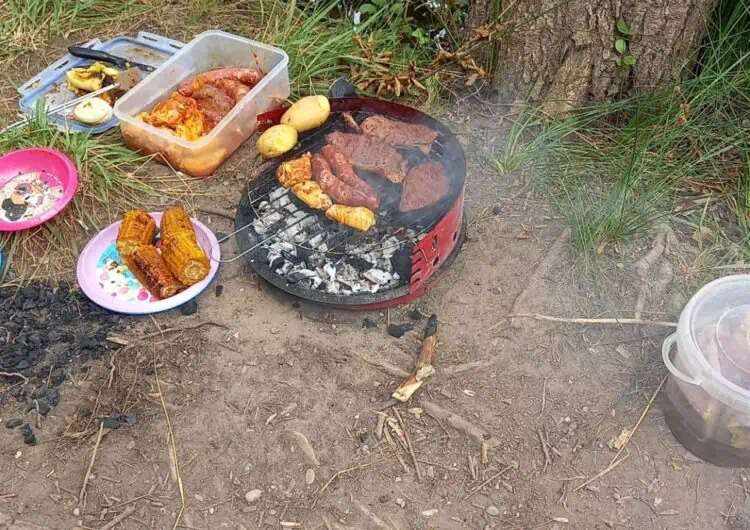 Els Agents Rurals denuncien un grup de persones per fer foc amb barbacoa de carbó en un bosc a la Noguera