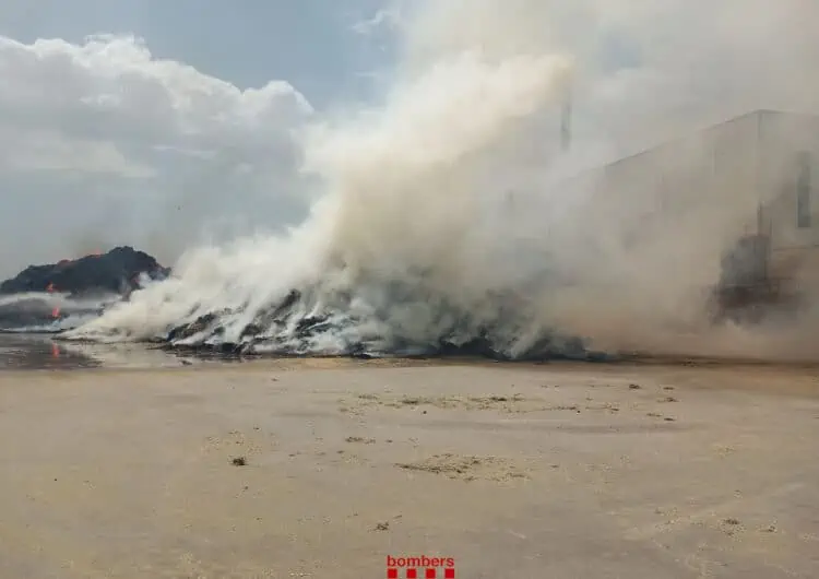 Un incendi crema una pila de farratges a Vallfogona de Balaguer