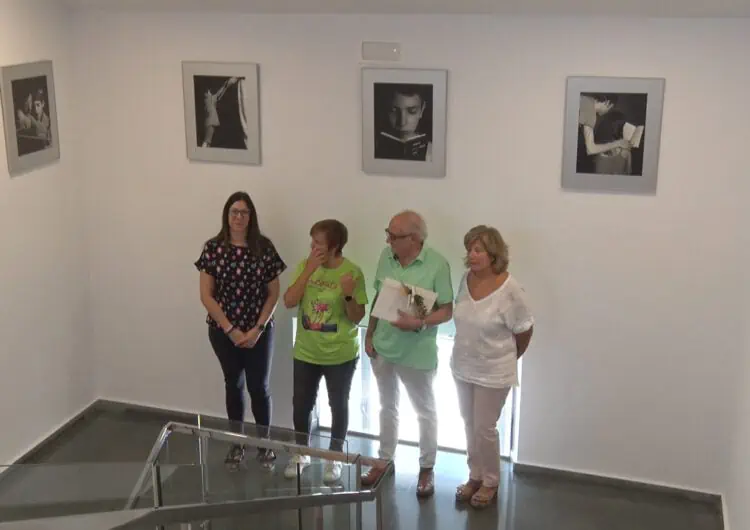 Ramon Besora dona una sèrie de fotografies sobre el procés lector a la Biblioteca Margarida de Montferrat