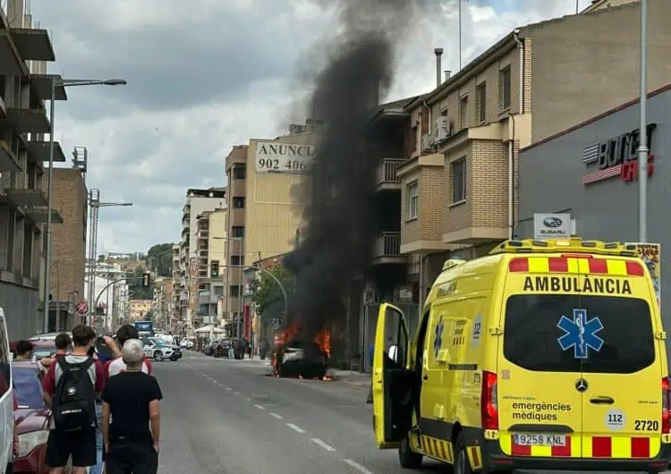S’incendia un cotxe al carrer Urgell