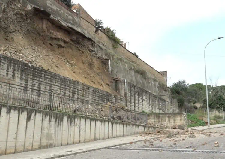 Desallotgen dues famílies per un despreniment al barri del Secà