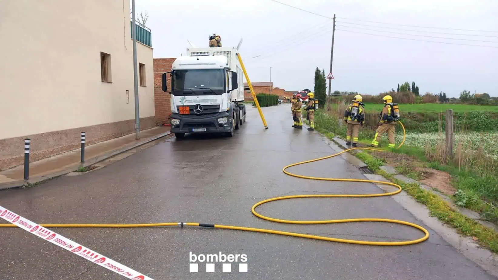 Els Bombers contenen una fuita de biometà en la càrrega d’un camió a Vallfogona de Balaguer