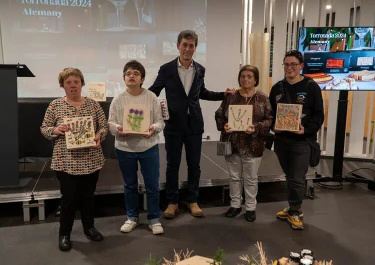 Alemany premia les guanyadores de les il·lustracions de Nadal de les caixes d’Art i Torró