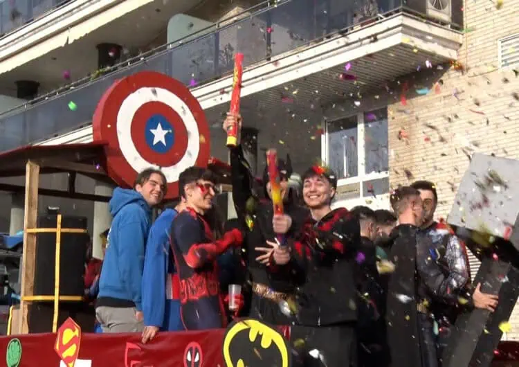 Festa, comparses i carrosses a la Riuada de Carnestoltes de Balaguer